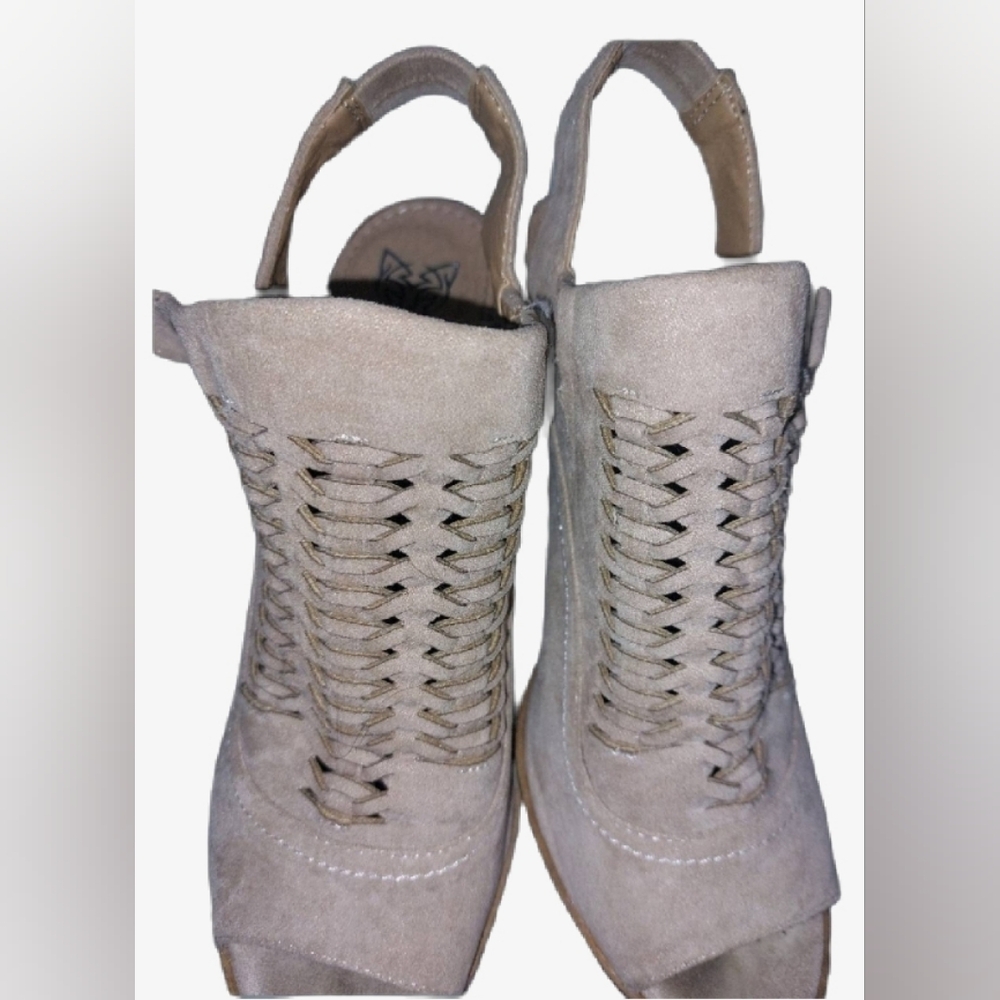 Beast Fashion Shoes Size: 7 Color: Cream.